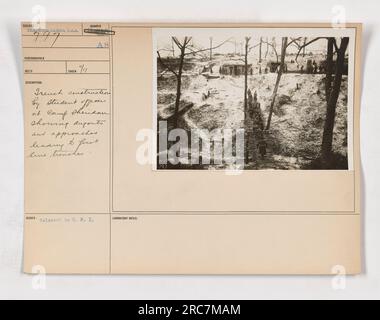 Construction de tranchées par des officiers étudiants à fort Sheridan pendant la première Guerre mondiale. L'image montre des pigeonniers et des approches menant aux tranchées de première ligne. Cette photographie a été prise au Camp Sheridan et est étiquetée 111-SC-797 dans la collection des activités militaires américaines. Banque D'Images