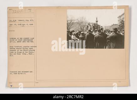 Mary Pickford, une actrice populaire, prononçant un discours exhortant à soutenir le troisième prêt de liberté lors de la cérémonie d'ouverture du premier anniversaire de l'entrée des États-Unis dans la première Guerre mondiale. La photographie a été prise le 6 avril 1918, devant le State, War, and Navy Building à Washington, DC Banque D'Images