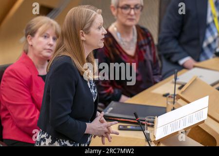 Photo du dossier datée du 19/04/23 de la secrétaire à la Justice sociale Shirley Anne-Somerville faisant une déclaration dans la chambre principale du Parlement écossais, Édimbourg. Près de 1 200 maisons sont remises en service pour loger des réfugiés ukrainiens avec l'aide d'un fonds du gouvernement écossais. Date de parution : jeudi 13 juillet 2023. Banque D'Images