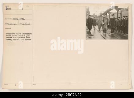 Le président Wilson inspecte la Garde navale de Honon avant de partir de Douvres, en Angleterre pour la France. Photographie prise le 10 mars 1921. L'image montre le président Wilson debout parmi les gardes et d'autres fonctionnaires. Banque D'Images