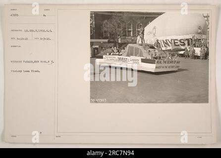 Défilé de la victoire à New York pendant la première Guerre mondiale. Cette photographie représente un flotteur Victory Loan, avec la légende indiquant qu'il s'agit du sujet 47909. Le photographe, Lt Geo.H. Lyon.S.C., a capturé cette image le 7 mai 1919. Le flotteur porte le message : 'Alice Brad dégreffer vos dollars, investissez dans Liberty Loan. Investissez dans le prêt Victory, guérissez les cicatrices de la guerre. Le tien, le ciel.» Banque D'Images