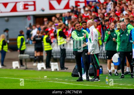 Oslo, Norvège, 12 juillet 2023. Poignée de main entre le nouvel entraîneur de Leeds United Daniel Farke et l'entraîneur de Manchester United Erik ten Hag après le match entre Manchester United et Leeds United au Ullevål Stadium d'Oslo. Crédit : Frode Arnesen/Alamy Live News Banque D'Images