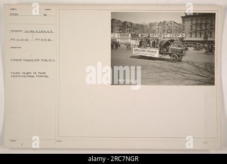 Soldats participant à un défilé de la victoire à New York, NY. Le cours enseigné dans le Coast Artillery corps est Range Finding. La photographie a été prise le 3 mai 1919 par le lieutenant Geo. H. Lyon. L'image est numérotée 47814 et provient de la Coast Artillery School. Banque D'Images