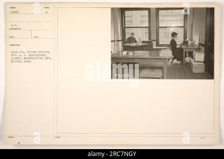 Le sergent A. L. Shaughnessy, de la section Pigeon du département du Nord-est de Boston, Massachusetts, est photographié dans la salle 411. Cette photographie a été prise et reçue par le photographe SC, avec la description notée *43327 WINPOR 1-1000. Banque D'Images