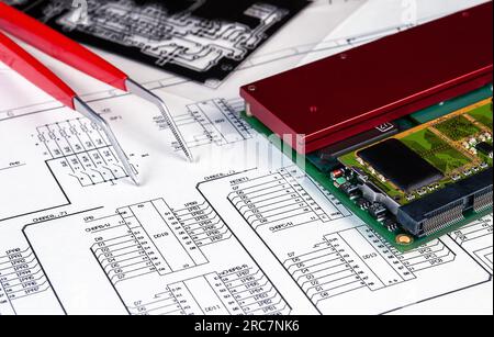 Carte électronique et pince à épiler sur fond de schéma de circuit.Concept pour le développement et la conception de dispositifs électroniques. Banque D'Images