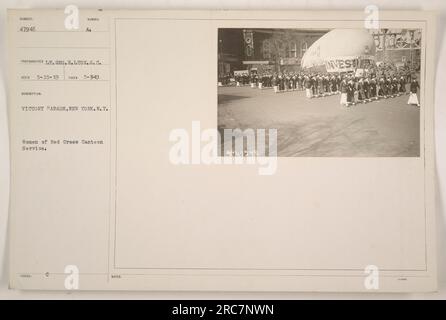 'Femmes du service de cantine de la Croix-Rouge participant à un défilé de la victoire à New York City, New York. Cette photographie a été prise par le Lieutenant Geo.H. Lyon, S.C. le 15 mai 1919.' Banque D'Images