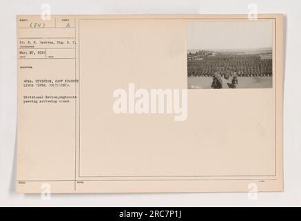 Soldats de la 40e division au camp Kearney à Linda Vista, en Californie, lors d'un examen divisionnaire. Les régiments sont vus passant devant le stand d'examen. La photographie a été prise par le lieutenant E. N. Jackson du signal corps. Banque D'Images