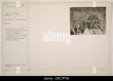 Prisonniers de guerre alliés, y compris d'anciens prisonniers de guerre britanniques, tenant un drapeau américain alors qu'ils retournent dans leurs pays près de Chehery, Ardennes, France. La photographie a été prise par le sergent Eikleberry, un photographe du RECO, le 16 novembre 1918. Publié par A.E.F. Censurer le 16 janvier 1919. Banque D'Images