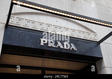 Milan , Italie - 07 10 2023 : magasin prada signe texte façade et logo marque sur la chaîne entrée magasin design italien Banque D'Images