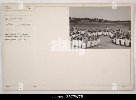 Soldats participant à des jeux de groupe au Camp Devens, Ayer, Massachusetts. Ce camp servait de terrain d'entraînement d'infanterie pour le R.O.T.C. La photo montre le sergent Joe Hitz du corps des signaux, identifié par le système de numérotation. L'image a été prise en juillet 1920. Banque D'Images