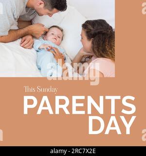 Journée des parents, ce dimanche texte sur brun avec des parents caucasiens heureux et bébé à la maison Banque D'Images