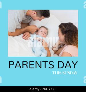 Journée des parents, ce dimanche texte sur bleu avec des parents caucasiens heureux avec bébé à la maison Banque D'Images
