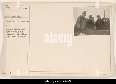 Le président Woodrow Wilson, accompagné de son épouse et ambassadeur de France aux États-Unis Jusserand, à une revue de Noël à Humes, Marne, France. La photographie a été prise le 25 décembre 1918 par le signal corps. Il est numéroté 62878 et porte le symbole de description RECO 2-19-1921. Banque D'Images