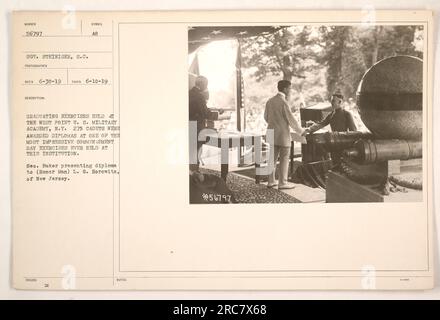 Secrétaire Baker présentant le diplôme en l'honneur de Man L.G. Horowitz du New Jersey à West point Académie militaire. Cela a eu lieu pendant les exercices de graduation où 275 cadets ont reçu des diplômes, ce qui en fait l'un des exercices de jour de début les plus impressionnants de l'histoire de l'institution. Banque D'Images