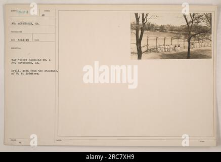 L'image capture des soldats participant à des exercices d'entraînement depuis la palissade de la prison de guerre caserne n ° 1, ft. McPherson, GA pendant la première Guerre mondiale La photographie a été prise à une date non divulguée et a été reçue par le photographe le 10 mai 1919. Banque D'Images