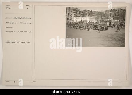 Des membres du 44th Coast Artillery corps participent à un défilé de la victoire à New York. Les soldats peuvent être vus marchant en formation, avec un panneau pour Gasoline Mobiloils en arrière-plan. La photographie a été prise par LT. GEO. H. Lyon le 3 mai 1919. Banque D'Images