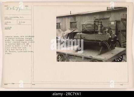 Service d'incendie des gares de fret d'entrepôt de Montoir à St. Nazaire, France. Quatre wagons de produits chimiques sont montés sur des wagons à main de chemin de fer et tirés aux points de besoin par des wagons à main à moteur. Photo prise par cpl. A.Q. Smith le 8 avril 1919. Q.M.C. Section de base no 1. Banque D'Images