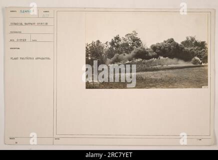 Image représentant un projecteur de flamme utilisé par le Chemical Warfare Service pendant la première Guerre mondiale. L'appareil est numéroté comme sujet 54894 et a été capturé dans la photographie. Il a été délivré pour un usage militaire et était sans aucun doute l'un des outils utilisés dans la guerre chimique pendant cette période. Banque D'Images