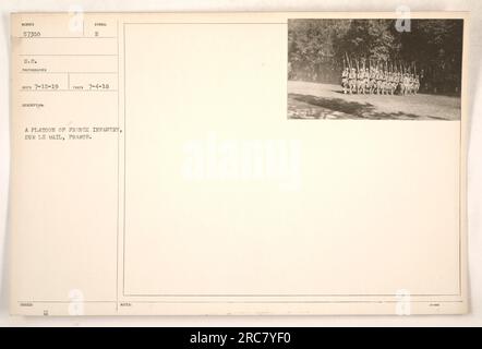 Peloton de soldats d'infanterie français photographiés pendant la première Guerre mondiale à sur le Mail, France. La photographie a été prise le 4 juillet 1918 et est cataloguée sous le numéro 57350 S.C. L'image sert de symbole des activités militaires pendant la guerre. Banque D'Images