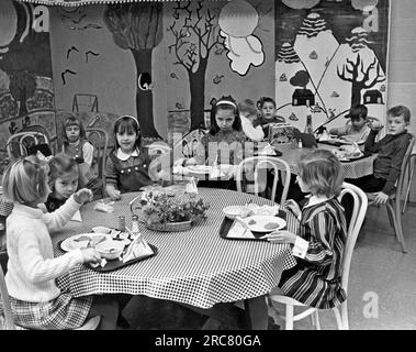 Springfield, Virginie : c. 1962. Les élèves des écoles primaires ayant un comportement et des manières de table exceptionnels sont autorisés à déjeuner au café des trois saisons, qu'ils ont construit eux-mêmes avec l'aide des lycéens locaux et des parents. Banque D'Images