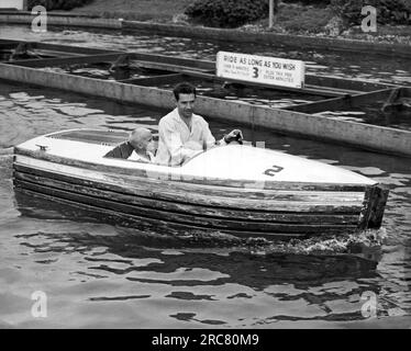 San Francisco, Californie vers 1955 Un père et son fils font un tour en bateau à Playland at the Beach à San Francisco. Banque D'Images