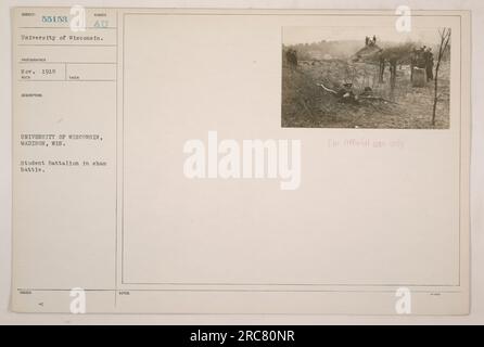 Bataillon étudiant de l'Université du Wisconsin engagé dans un exercice de combat simulé. La photographie a été prise en novembre 1918. Banque D'Images