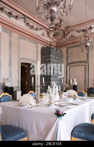 Rundāle intérieur du palais, salle à manger. La table à manger est réglée, concentrez-vous sur la vaisselle Banque D'Images