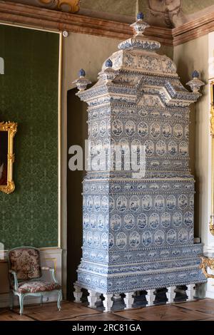 Rundāle intérieur du palais, salle avec chauffage en céramique ou poêle recouvert de carreaux avec une peinture bleu cobalt Banque D'Images