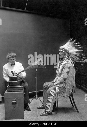 États-Unis : 1916. Un Indien Piegan, Mountain Chief, dont la voix a été enregistrée par l'ethnologue Frances Densmore. Banque D'Images