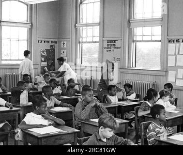 Washington, D.C. : juin 1965. Les paniers-repas pour les élèves sont fournis par le National School Lunch Program dans une école de Washington, DC Banque D'Images