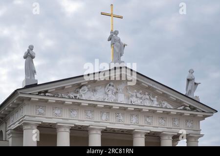 Façade avec fronton et sculpture de Sainte Hélène avec croix de la cathédrale de Vilnius en Lituanie Banque D'Images