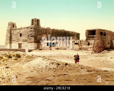 Acoma Pueblo, Nouveau Mexique : 1902 Un photochrome de la Detroit Publishing Company montrant l'église, Mission San Estevan del Rey, à la Sky City d'Acoma Pueblo. L'église date de 1629, et est toujours en usage. Banque D'Images