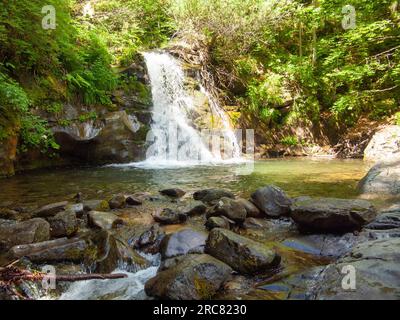 Italie, montagnes Appennino, la rivière et les chutes. Banque D'Images