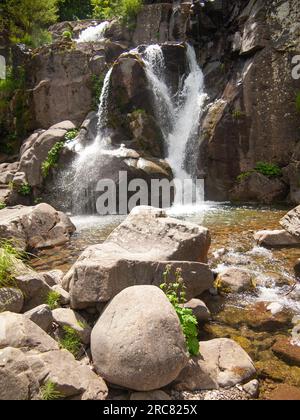 Italie, montagnes Appennino, la rivière et les chutes. Banque D'Images