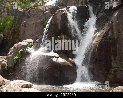 Italie, montagnes Appennino, la rivière et les chutes. Banque D'Images