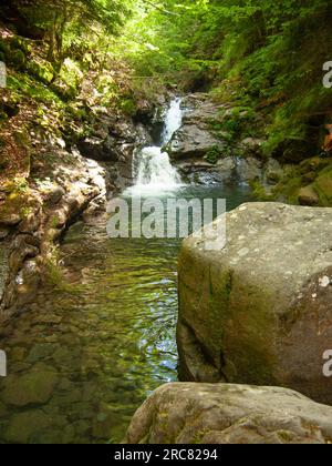 Italie, montagnes Appennino, la rivière et les chutes. Banque D'Images