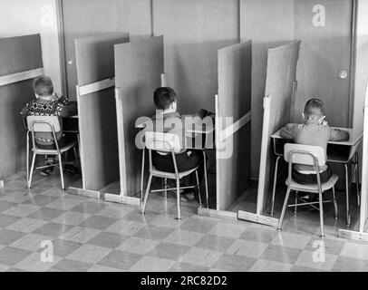 Worcester, Massachusetts : c. 1955. Élèves de première année qui ont été séparés dans des cabines du reste de la classe. Banque D'Images