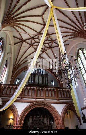 Intérieur de l'église de St. Anne dans la vieille ville de Vilnius, regardant l'autel principal Banque D'Images