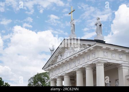 Façade avec fronton et sculpture de Sainte Hélène avec croix de la cathédrale de Vilnius en Lituanie Banque D'Images