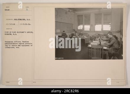 Vue du bureau de Port Adjutant à Hoboken, New Jersey. Le bureau sert de centre administratif pour l'agent des transports, qui est responsable de la paperasserie relative à la réparation et à l'équipement des transports. Cette photographie a été prise par S.C. Stenizer le 25 juin 1942. Remarque : photo numéro 58542. Banque D'Images