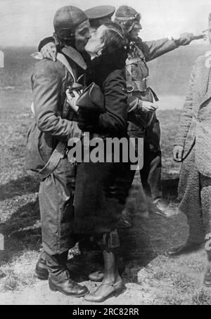 Allemagne : 24 mai 1931 Willi Ruge s’efforce de prendre les premiers autoportraits de parachute en plongeant dans le ciel alors qu’il saute d’un avion avec un parachute. Ici, la femme de Herr Boettcher, collègue de Ruge, embrasse son mari après l'avoir vu sauter d'un avion et descendre en toute sécurité en parachute. Banque D'Images