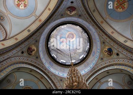 Plafond de la cathédrale de la Nativité du Christ à Riga, la plus grande cathédrale orthodoxe de la région Baltique Banque D'Images