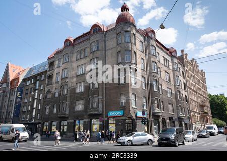 Façade d'un ancien bâtiment art nouveau à l'angle des rues Brīvības iēla et Lāčplēša iēla dans le centre de Riga, Lettonie Banque D'Images