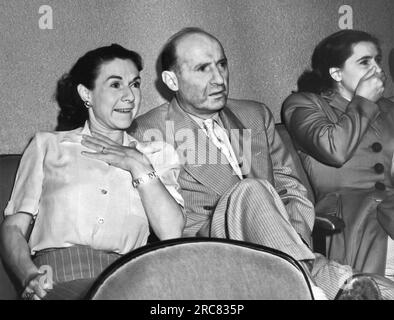 San Francisco, Californie : 17 avril 1951 membres du public avec des expressions variées en regardant une sortie anticipée du film, 'The Thing'. Banque D'Images