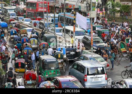 Dhaka, Bangladesh. 12 juillet 2023. De nombreux véhicules se coincent dans une rue de Dhaka, Bangladesh, le 12 juillet 2023. Le manque de conducteurs qualifiés et de policiers de la circulation, un système de signalisation défectueux et la quantité énorme de véhicules sont considérés comme la principale raison de la congestion routière qui crée des souffrances quotidiennes pour les navetteurs. Photo de Suvra Kanti Das/ABACAPRESS.COM crédit : Abaca Press/Alamy Live News Banque D'Images