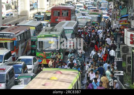 Dhaka, Bangladesh. 12 juillet 2023. De nombreux véhicules se coincent dans une rue de Dhaka, Bangladesh, le 12 juillet 2023. Le manque de conducteurs qualifiés et de policiers de la circulation, un système de signalisation défectueux et la quantité énorme de véhicules sont considérés comme la principale raison de la congestion routière qui crée des souffrances quotidiennes pour les navetteurs. Photo de Suvra Kanti Das/ABACAPRESS.COM crédit : Abaca Press/Alamy Live News Banque D'Images