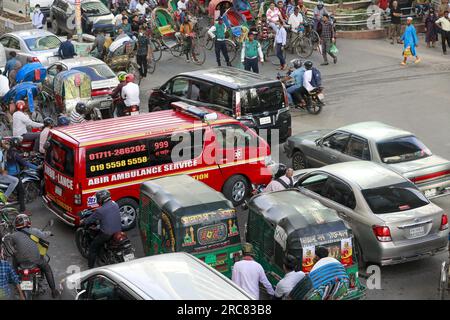 Dhaka, Bangladesh. 12 juillet 2023. De nombreux véhicules se coincent dans une rue de Dhaka, Bangladesh, le 12 juillet 2023. Le manque de conducteurs qualifiés et de policiers de la circulation, un système de signalisation défectueux et la quantité énorme de véhicules sont considérés comme la principale raison de la congestion routière qui crée des souffrances quotidiennes pour les navetteurs. Photo de Suvra Kanti Das/ABACAPRESS.COM crédit : Abaca Press/Alamy Live News Banque D'Images