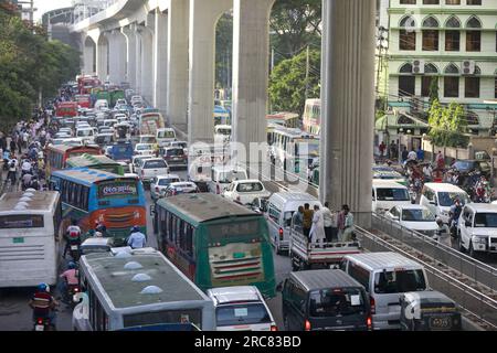 Dhaka, Bangladesh. 12 juillet 2023. De nombreux véhicules se coincent dans une rue de Dhaka, Bangladesh, le 12 juillet 2023. Le manque de conducteurs qualifiés et de policiers de la circulation, un système de signalisation défectueux et la quantité énorme de véhicules sont considérés comme la principale raison de la congestion routière qui crée des souffrances quotidiennes pour les navetteurs. Photo de Suvra Kanti Das/ABACAPRESS.COM crédit : Abaca Press/Alamy Live News Banque D'Images