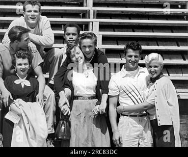 San Francisco, Californie : c. 1955 Un groupe de garçons et de filles adolescents qui s'amusent pour la caméra. Banque D'Images