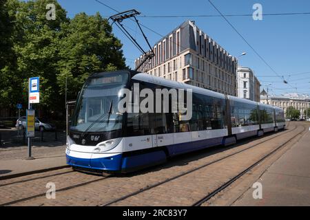 Transports publics Riga. Tramway électrique bleu et blanc traverse une rue dans le centre de Riga Banque D'Images